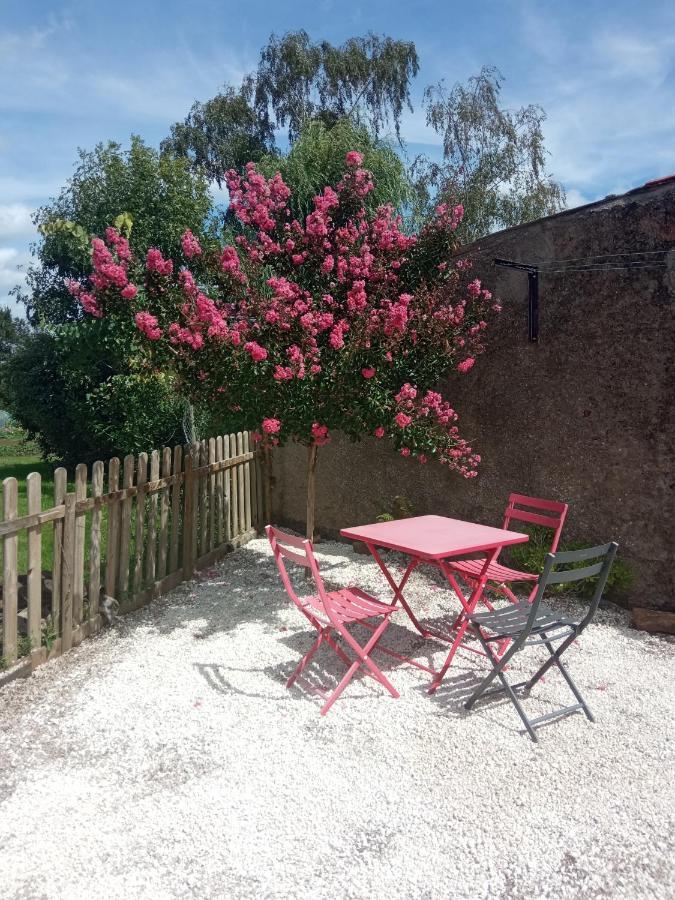 La Maisonnette Des Louves - Gite Rural Avec Jardin Barbechat Exterior photo